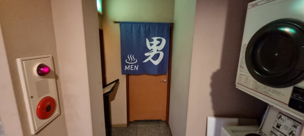 La porte d'entrée d'une salle de bains