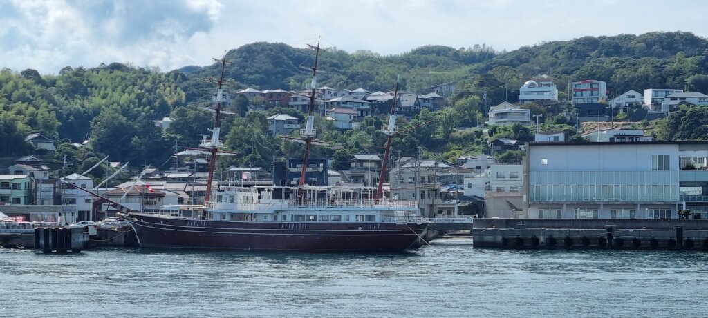 Un bateau touristique à Awaji