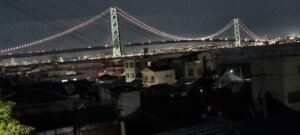 Le pont d'awaji le soir