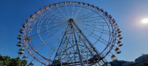 La grende roue d'Awaji vue de dessous