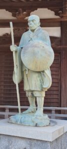 statue d'un moine pélerin à Awaji