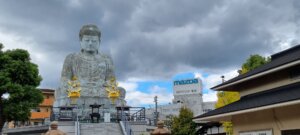 Le bouddha de kobe et le sigle mazda