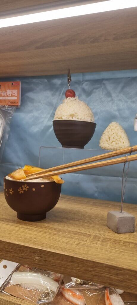 un bol de ramen en plastique