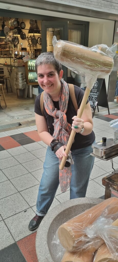 Sophie avec un marteau à riz