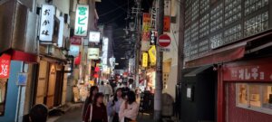 Une ruelle animée de Kobe