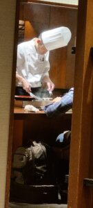 Un chef cuisinant devant un client