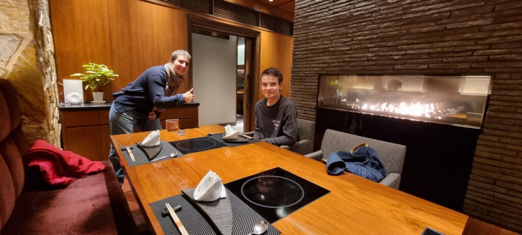 Sophie et Arthur au restaurant