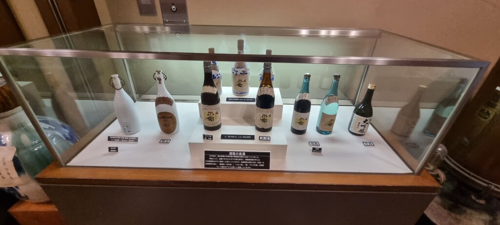 Des bouteilles de saké dans un musée