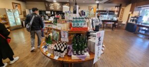 Des bouteilles de saké en boutique
