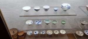 Des coupes à saké dans un musée