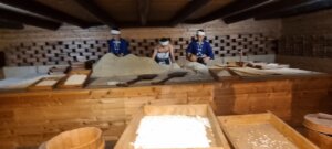Mise en scène du polissage du riz pour la fabrication du saké