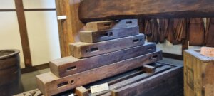Une ancienne presse pour fabriquer du saké