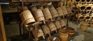 Des seaux dans un musée sur le saké
