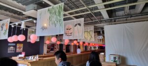 la vue de l'intérieur du bar de sakedokoro