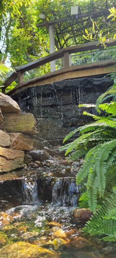 Une petite chute d'eau dans les jardins suspendus