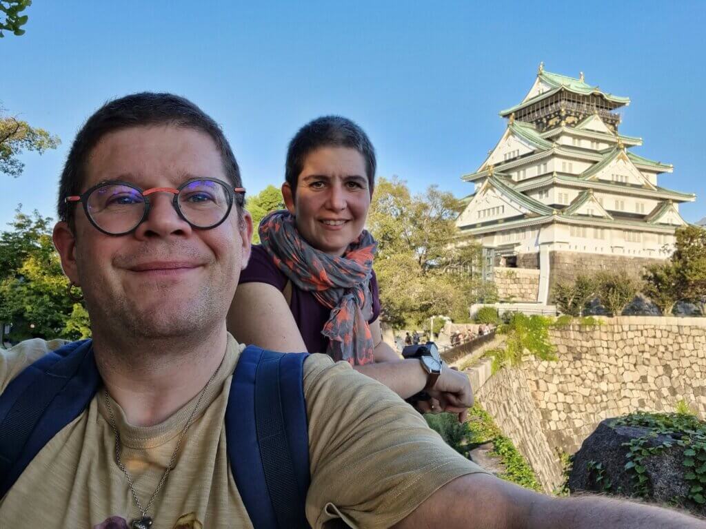 Sophie et moi devant le château d'Osaka.