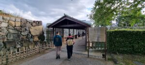 Sophie et Arthur dans le parc du château de Takamatsu