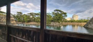 La vue des douves du château de Takamatsu