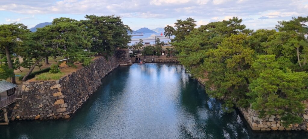 Une vue du parc du château à Takamatsu