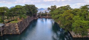 Une vue du parc du château à Takamatsu