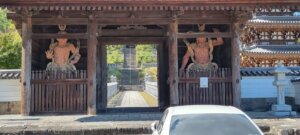 La porte d'entrée du temple de busshozancho
