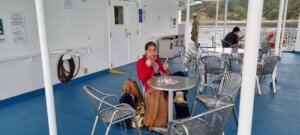 La table extérieur du ferrie avec Sophie