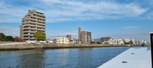 Des batiments prets du fleuve