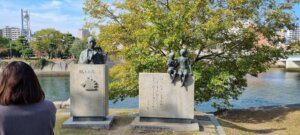 La statue du fondateur du mémorial