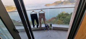 Sechage de pantalon dans la chambre