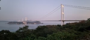 Le pont d'Imabari le soir, au coucher du soleil