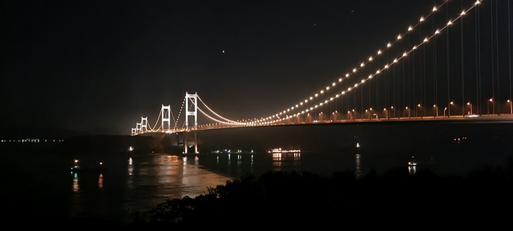 Le pont d'Imabari vu de nuit