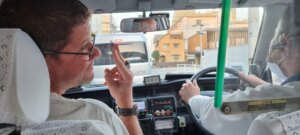 Lilian dans un taxi à Imabari