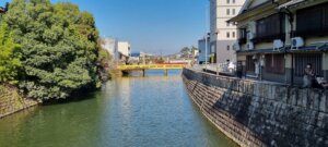 Le pont à la sortie de la gare de kotohira