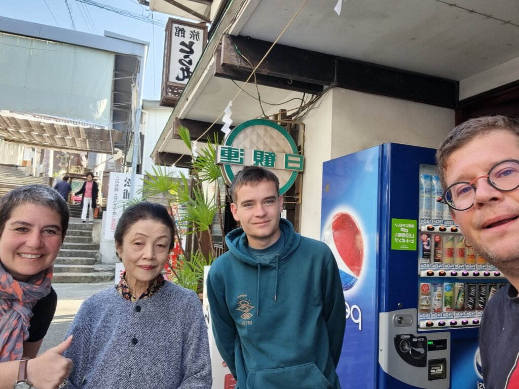 Nous tous avec la gérente du riokan