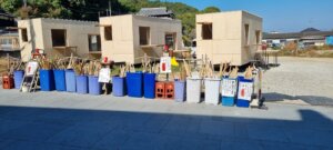 Des bâtons pour aider à l'ascension des marches