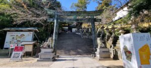 Les premières marches à l'intérieur du temple