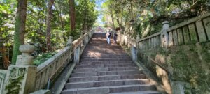 Une série assez longue d'escaliers à kotohira