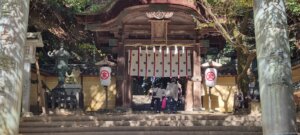 Une porte intermédiaire du temple de kotohira
