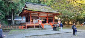 Un joli temple rouge lors de l'ascension à kotohira
