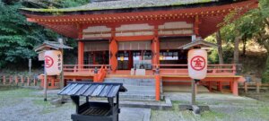 Le joli temple rouge vu de près