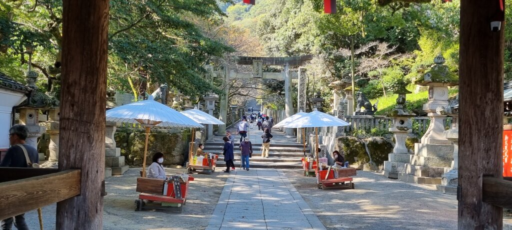 Des vendeuses de bonbons au-début du temple de kotohira