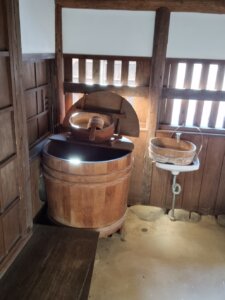La baignoire traditionnelle dans la loge principale du théâtre