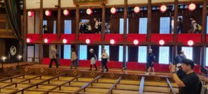 Des collégiens visitant le théâtre