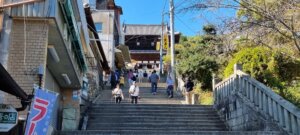 la fin des escalier de la partie ville de Kotohira