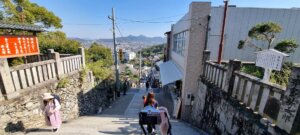 Une vue vers le bas des escaliers avant de rentrer dans le temple de Kotohira