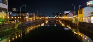Les lampions au-dessus de la rivière de Kotohira, le soir