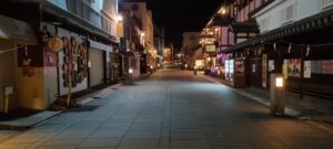 La rue principale de kotohira le soir