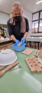 La personne qui nous apprends à fabriquer des wasambon
