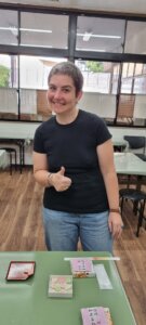 Sophie devant les wasambon qu'elle a fabriqué
