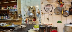 La cuisine dans un petit restaurant de quartier